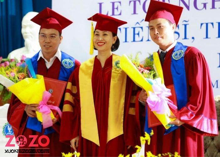 ao tot nghiep cu nhan sang trong va lich lam trong le trao bang wkep